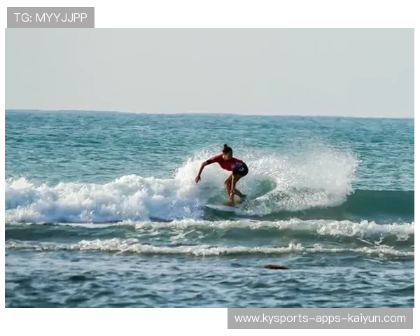 世界冲浪大赛巨浪卷人！选手被救生艇救起