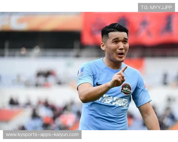 河南队钟义浩低平球横扫门前，后点包抄慢半步